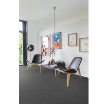 Obývacia izba s kobercom, stoličkami a stolom