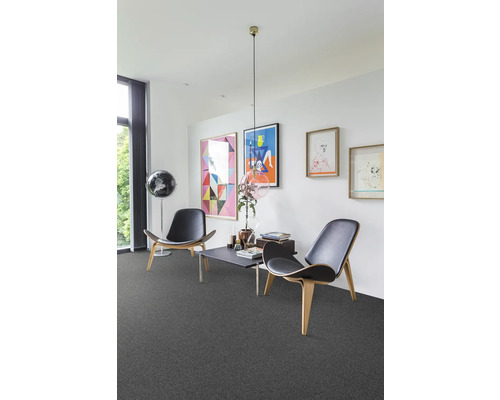 Obývacia izba s kobercom, stoličkami a stolom