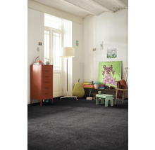 Detská izba s tmavým kobercom, komodou a hračkami