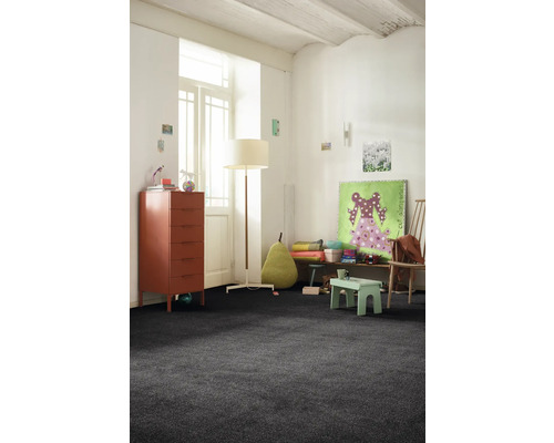 Detská izba s tmavým kobercom, komodou a hračkami