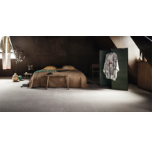 Spálňa s posteľou a kobercom.