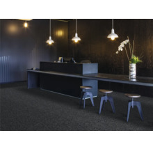 Scéna s tmavým kobercom, pultom, stoličkami a osvetlením pre moderné kancelárske prostredie.