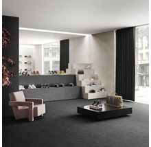 Interiér s kobercom, kreslami a prezentáciou tovaru pre obuv a doplnky