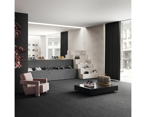 Interiér s kobercom, kreslami a prezentáciou tovaru pre obuv a doplnky