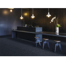 Kancelária so stolom, barovými stoličkami, stropnými svietidlami a kobercom