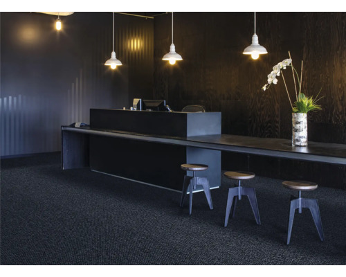 Kancelária so stolom, barovými stoličkami, stropnými svietidlami a kobercom