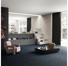 Predajňa s topánkami na schodoch a pódiách, kreslo a koberec