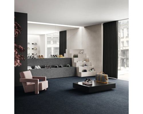 Predajňa s topánkami na schodoch a pódiách, kreslo a koberec