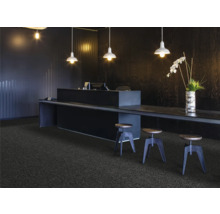 Recepcia s kobercom, stolom a barovými stoličkami pod závesnými lampami