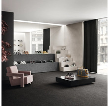 Interiér s kobercom, schodiskom a vystavenými topánkami