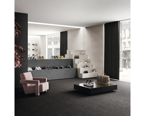 Interiér s kobercom, schodiskom a vystavenými topánkami