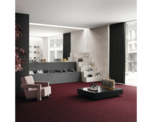 Interiér s kobercom, kreslom, stolom a prezentáciou obuvi a doplnkov