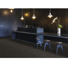 Recepcia s kobercom, stolom, barovými stoličkami a osvetlením