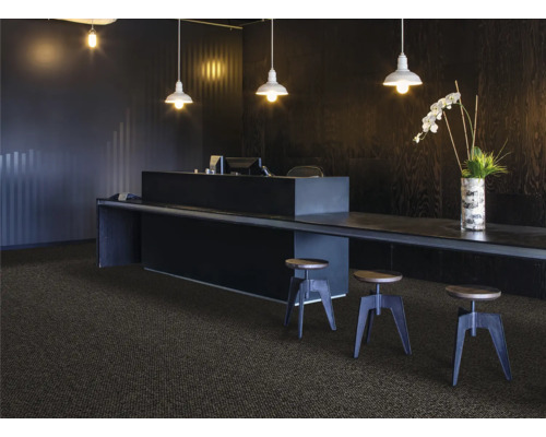 Recepcia s kobercom, stolom, barovými stoličkami a osvetlením