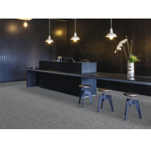 Recepcia s kobercom, pultom, barovými stoličkami a osvetlením