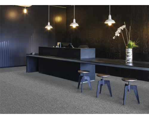 Recepcia s kobercom, pultom, barovými stoličkami a osvetlením