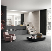 Priestranná predajňa s obuvou, kreslami a dekoratívnym schodiskom