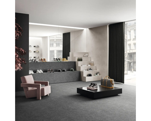 Priestranná predajňa s obuvou, kreslami a dekoratívnym schodiskom