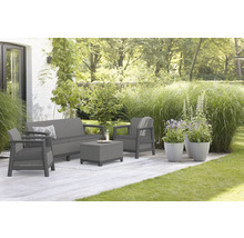 Záhradná sedacia súprava na terase s pohovkou, kreslom a stolom vonku.