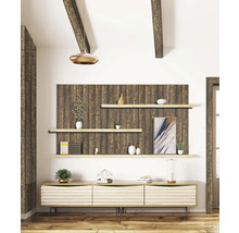 Obývacia izba s dreveným obkladom a ozdobnými policami