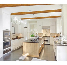 Svetlá kuchyňa s kuchynským ostrovom, vstavanými skriňami a drevenými trámami