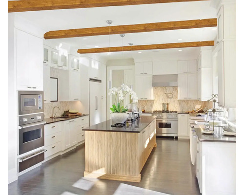 Svetlá kuchyňa s kuchynským ostrovom, vstavanými skriňami a drevenými trámami