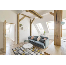 Svetlá obývacia izba s pohovkou, kobercom a drevenými prvkami