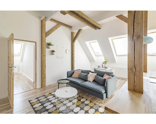 Svetlá obývacia izba s pohovkou, kobercom a drevenými prvkami