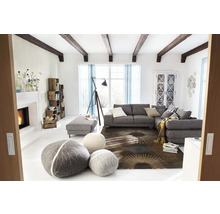 Svetlá obývacia izba so sivou rohovou sedačkou, otomanmi, dekoratívnymi vankúšmi, knižnicou, krbom a dekoráciou