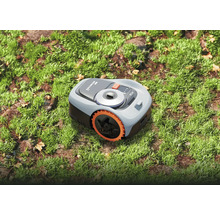 Robotická kosačka na trávniku