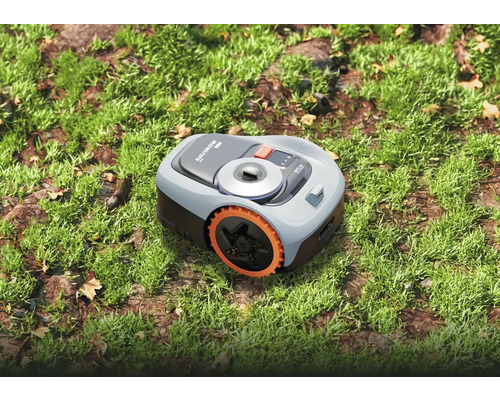 Robotická kosačka na trávniku