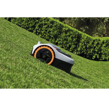 Robotická kosačka na trávniku