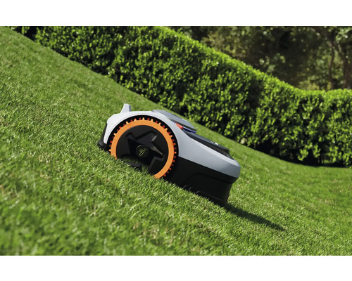 Robotická kosačka na trávniku