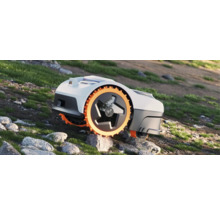 Robotická kosačka na nerovnom teréne s kameňmi