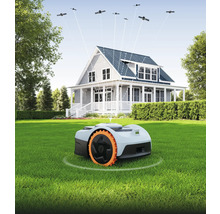 Robotická kosačka na trávniku pred domom so satelitným pripojením