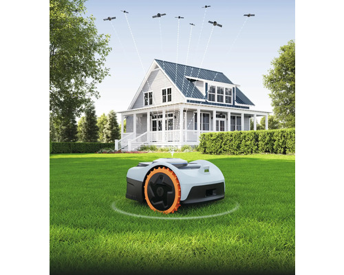 Robotická kosačka na trávniku pred domom so satelitným pripojením