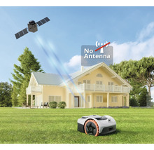 Robotická kosačka na trávu bez antény na trávniku pred domom, satelit na oblohe