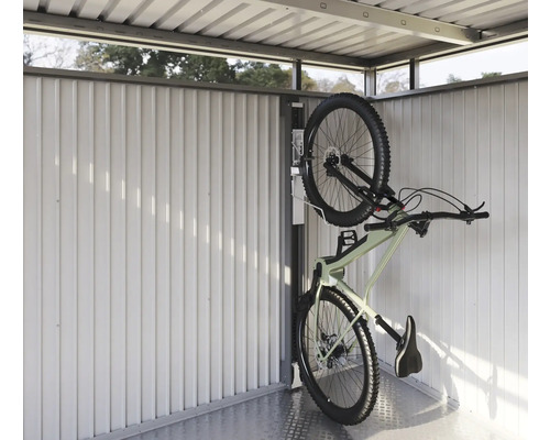 Bicykel na držiaku v cyklistickom prístrešku