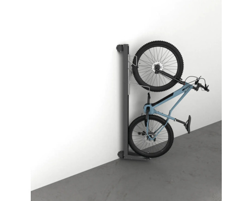 Zdvihák na bicykle s dvomi bicyklami namontovaný na stene