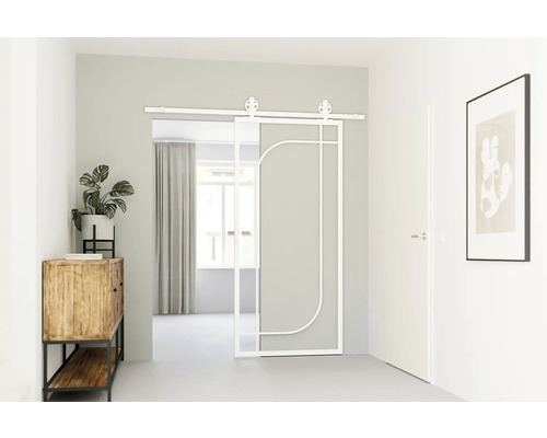 Svetlá izba s posuvnými dverami, komodou a izbovou rastlinou.