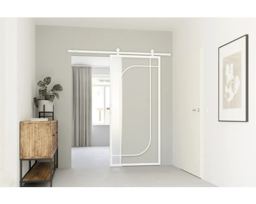 Scéna s posuvným dverovým systémom, komodou a izbovou rastlinou v svetlej miestnosti.