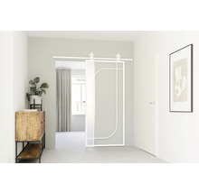 Interiérový pohľad s posuvným dverovým systémom, komodou a izbovou rastlinou