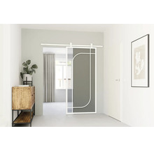 Posuvné dvere s moderným dizajnom vo svetlej chodbe