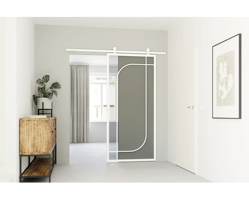 Posuvné dvere s moderným dizajnom vo svetlej chodbe