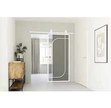 Interiér s posuvnými dverami z kovu a skla v modernom dizajne