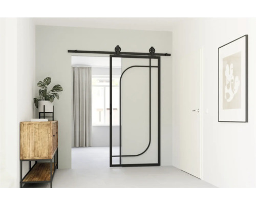 Interiérová fotografia chodby so sklenenými a kovovými posuvnými dverami, drevenou skriňou a izbovou rastlinou.