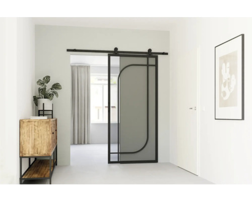 Interiér s posuvnými sklenenými dverami a kovovým rámom