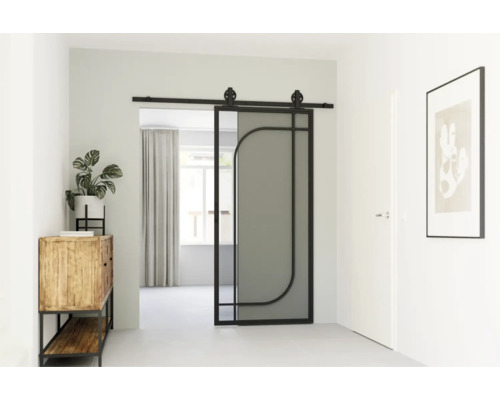 Chodba s posuvnými dverami v industriálnom dizajne, komoda a izbová rastlina