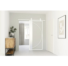 Interiér s posuvnými dverami zo skla a dreva, komoda s rastlinou a obrazom na stene.