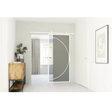 Interiér s presklenými a drevenými posuvnými dverami s polkruhovou dekoráciou